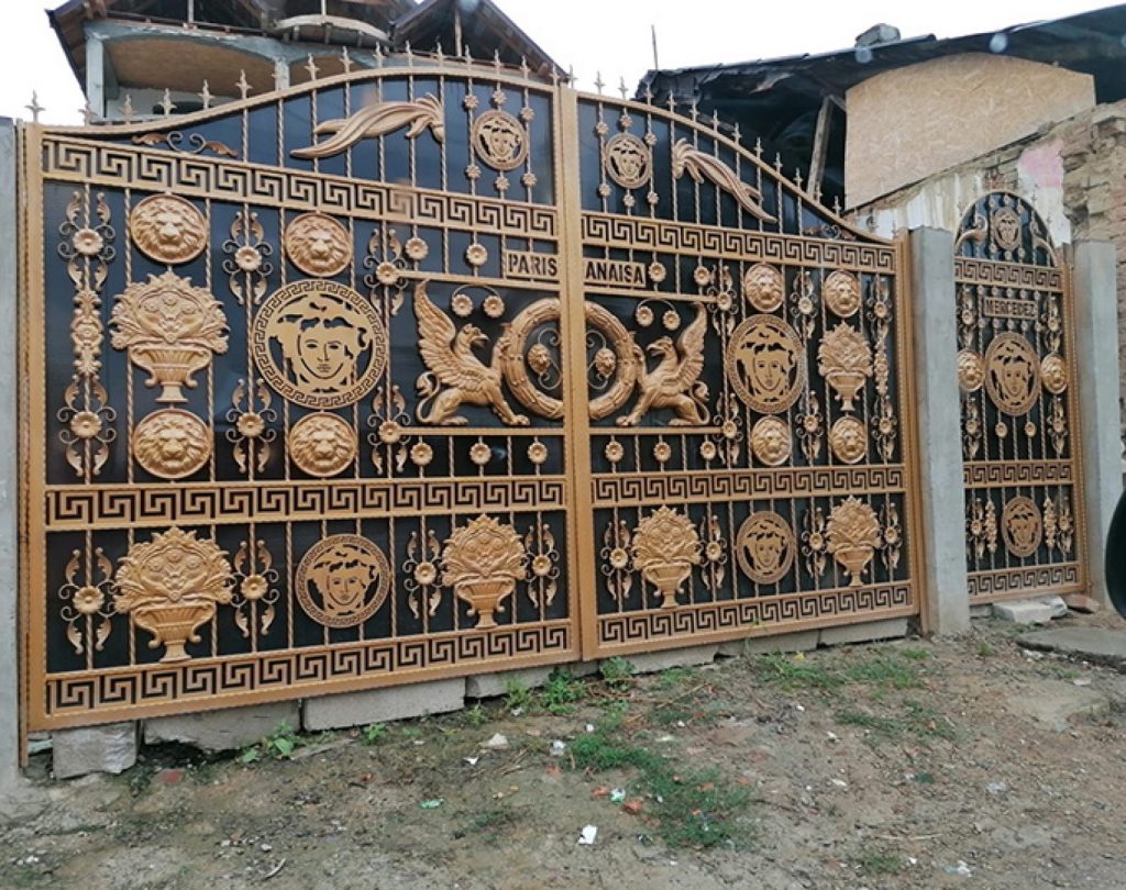 Aroganță maximă într-o comună din Vaslui. Un localnic și-a montat o poartă Versace cumpărată din ajutoare sociale