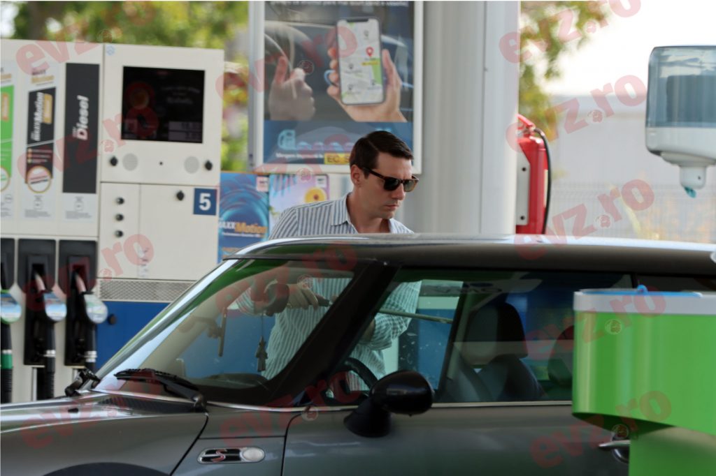 VIDEO/Imagini inedite cu fostul principe Nicolae al României și soția lui, Alina Binder. El spală mașina singur în benzinărie, ea „sudează” tigară după țigară