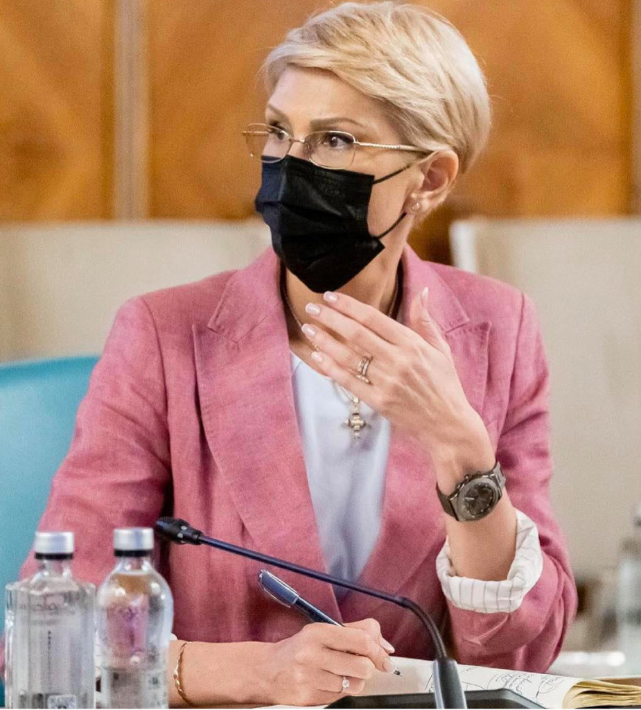 Raluca Turcan persistă în greșeală. Cum au taxat-o comentatorii pe Facebook