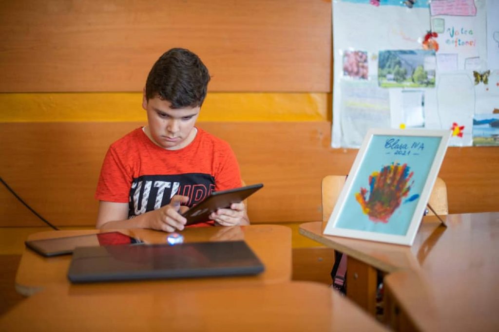 Povestea lui Robert și a primei lui tablete. Cum a devenit un copil marginalizat, victimă a bullyng-ului, o inspirație pentru colegii lui