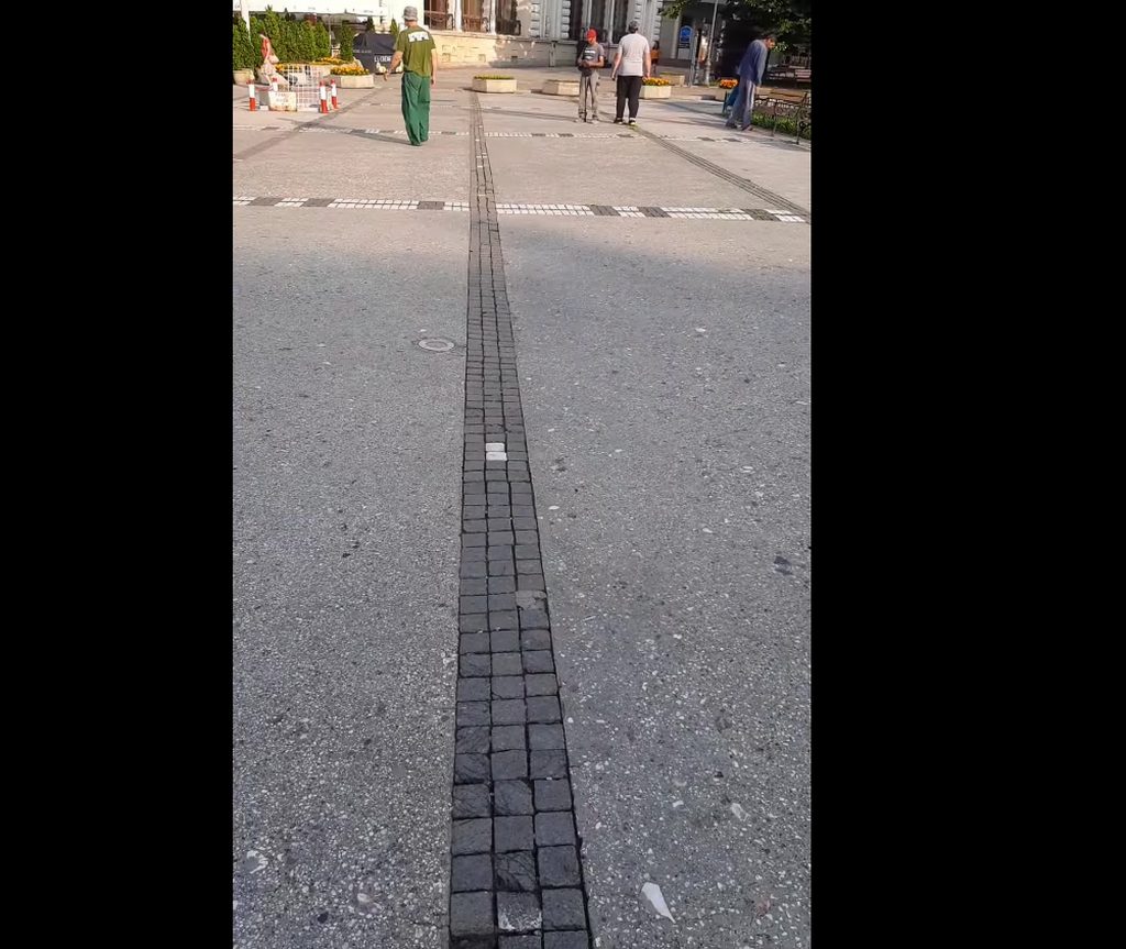 Gestul unui român a emoționat o întreagă comunitate. Și-a oferit proprii papuci unui vârstnic care nu avea cu ce se încălța