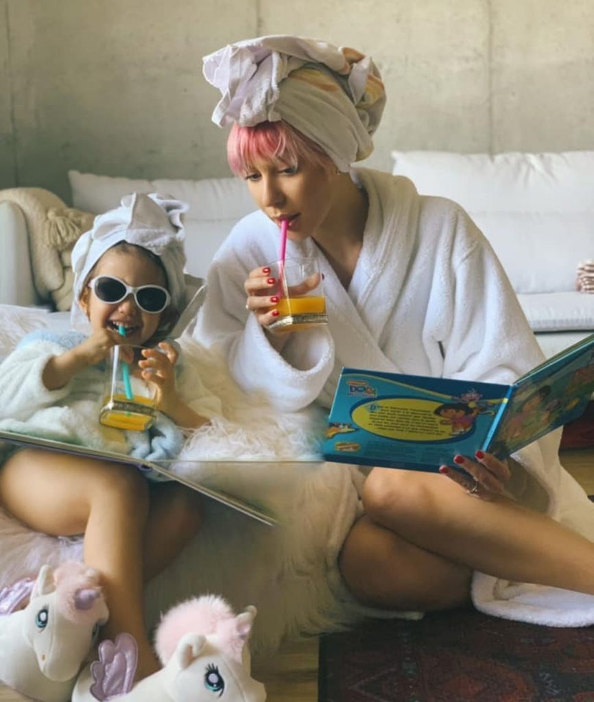 VIDEO/ Cum își educă Sore copilul: la 5 ani, fetița ei iese singură pe-afară