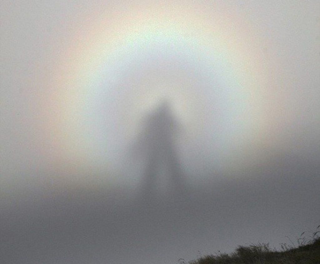 Fenomen rar și ciudat în masivul Ceahlău. Stafia proiectată pe nor - Gloria Spectrul Broken