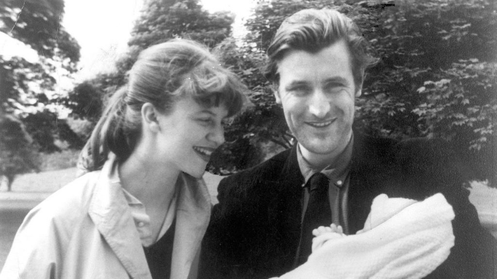 Verighetele cuplului Sylvia Plath și Ted Hughes sunt scoase la licitație. Relația tumultoasă a celor doi îndrăgostiți, văzută prin textele scrisorilor poetei americane
