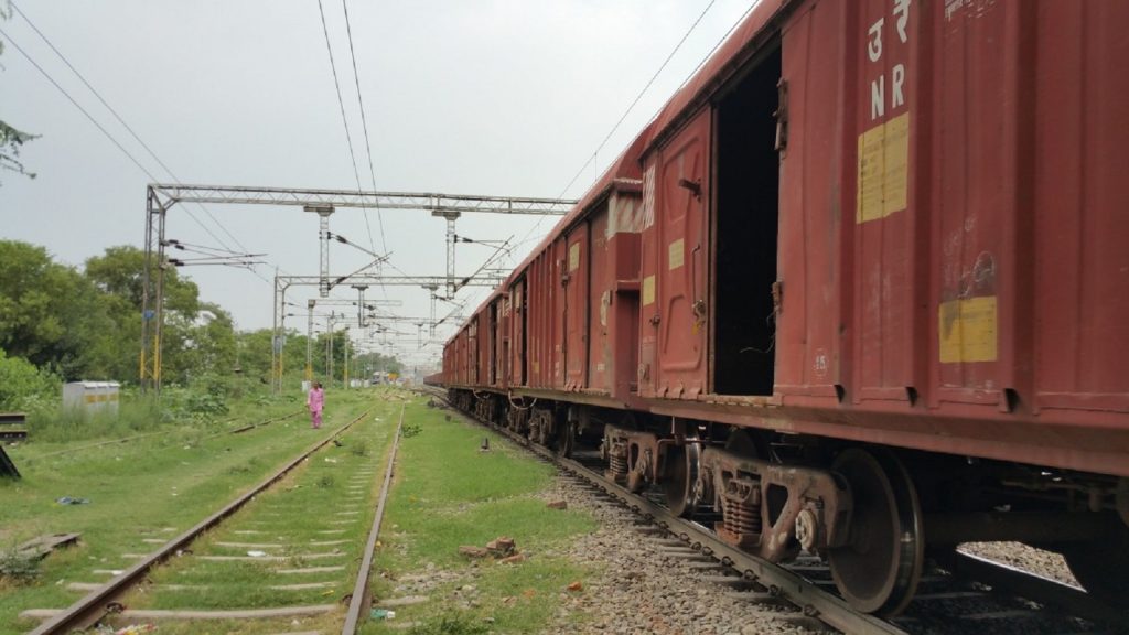 Elicopter SMURD pentru o adolescentă care s-a urcat pe un tren să facă poze. Are arsuri grave la mâini și la picioare