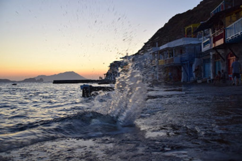 Update. Toți cei 17 oameni aflați la bordul navei scufundate în apropierea insulei Milos au fost salvați