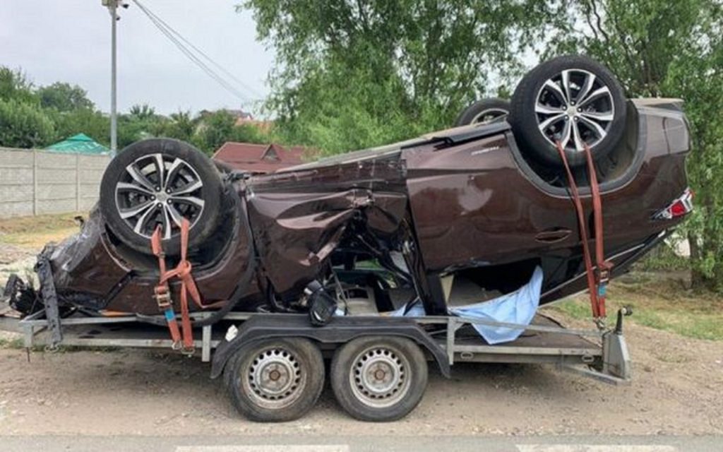 Imagini de coșmar surprinse în România. Șoferul inconștient a rupt barierele de la trecerea de cale ferată! Trenul venea cu 160 de kilometri la oră! Video