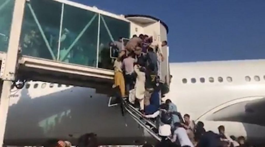 Haosul a pus stăpânire pe Afganistan. Cinci persoane ucise pe aeroportul din Kabul. VIDEO