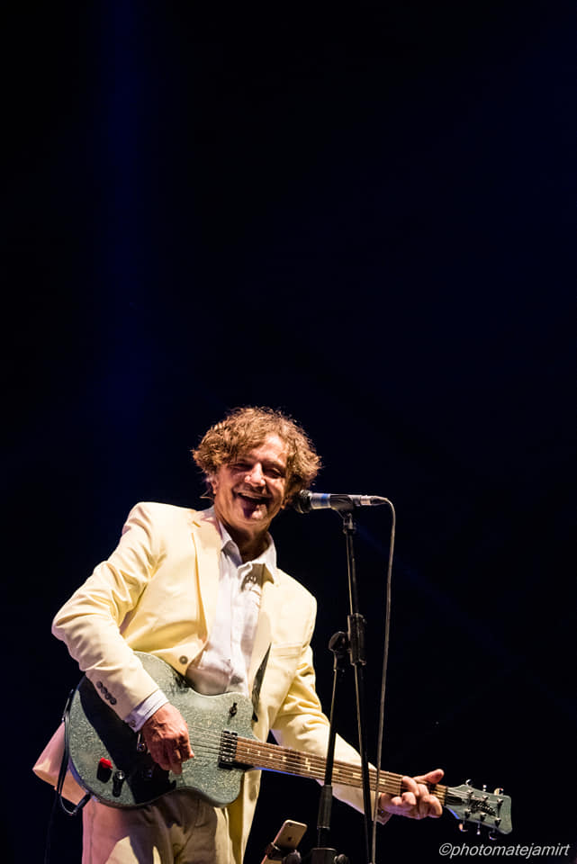 Haos total la un concert susținut de Goran Bregovic. S-a lăsat cu arestări și gaze lacrimogene. Ce i se reproșează artistului