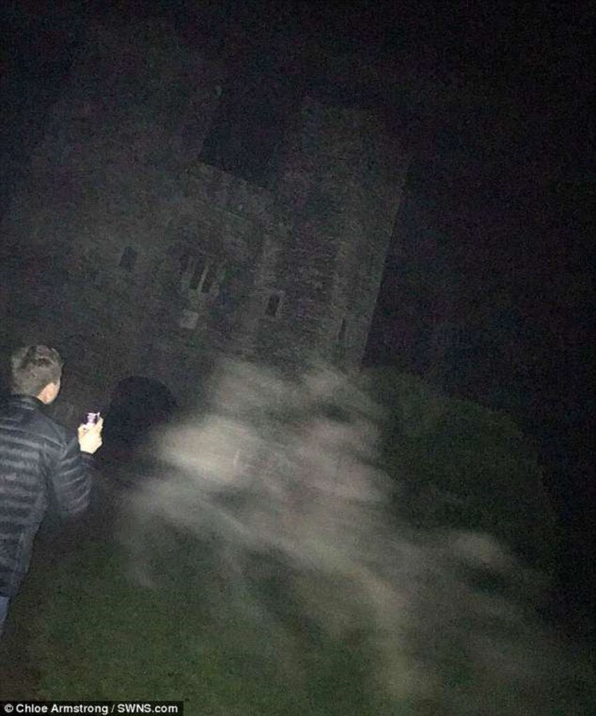 Imagini terifiante au fost surprinse din nou în castelul bântuit din Devon. Cine este "Doamna Albastră" ale cărei chemări îi îngrozesc pe turiști?