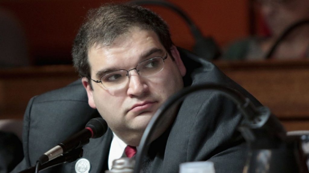 Senatorul anti-mască şi anti-vaccin, spitalizat cu COVID-19. Respiră cu un ventilator, starea e stabilă