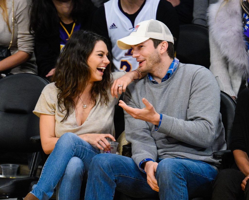 Ashton Kutcher spune că nu e adevărat că el și soția sa, Mila Kunis, nu fac duș