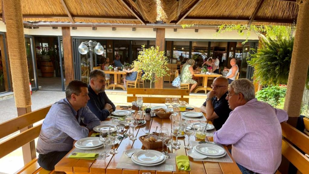 Șefii PSD, ședință de lucru cu hamsiile pe masă. Strategia de toamnă, pusă la cale în ultimul weekend de vară. Cine a fost marele absent?