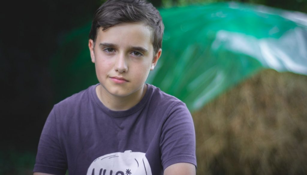 Părăsit de mamă când avea 6 ani, George nu vrea să ajungă în situația tatălui său, de a munci cu ziua. „Școala este importantă ca să ajungi ceva în viață”