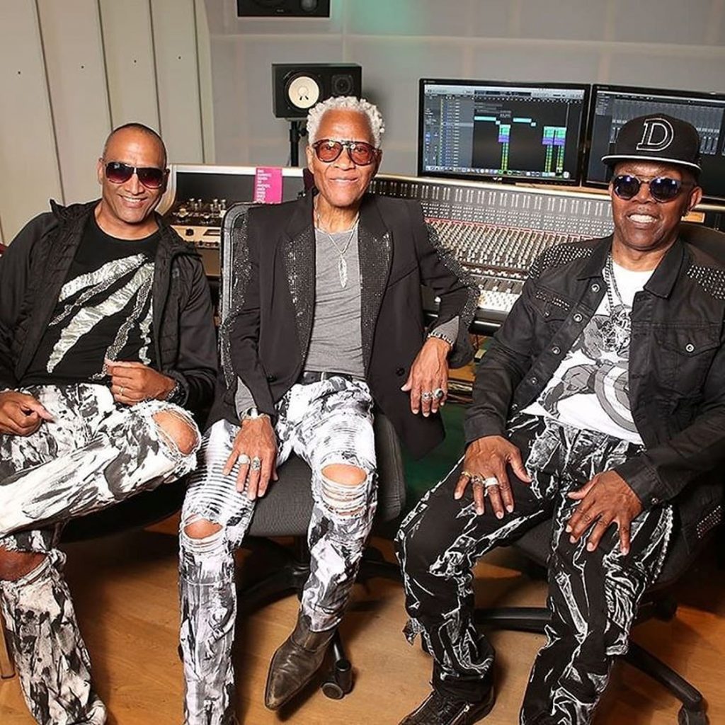 VIDEO/Reprezentanții „Cărții Recordurilor” vin la București. Jimmy Helms este nominalizat ca „Cel mai vârstnic membru al unui boygroup în activitate”