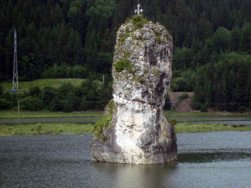 Stânca Dracului are în vârf o cruce. Legendele despre pietroiul ciudată care se mișcă noaptea