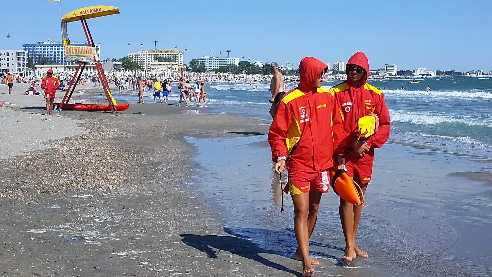Românii care ignoră indicațiile salvamarilor ar putea plăti scump. Amenzile ajung până la 3.000 de lei