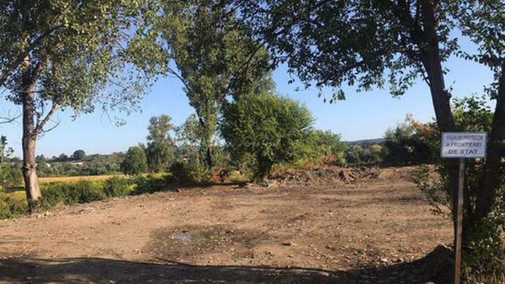 Un oraș întreg e în pericol din cauza ...hărniciei unui român. Ce-a reușit să facă un om cu un excavator