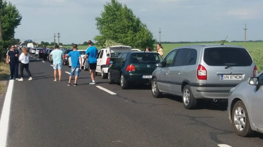 Cozi kilometrice la intrarea în țară. Turiștii așteaptă de peste 100 de minute să treacă frontiera