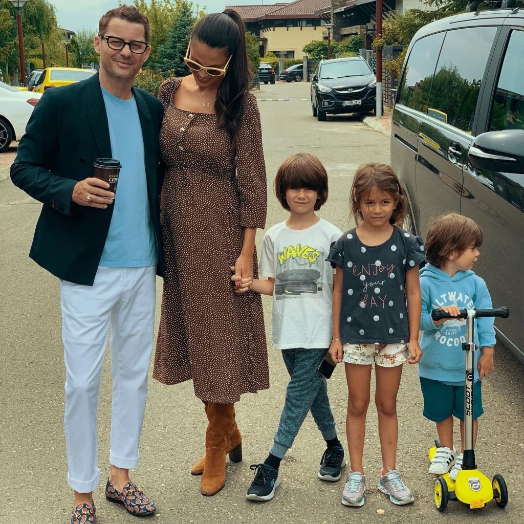 VIDEO/ Adi Sînă vrea să se folosească de izvoarele montane din România pentru a-și crea produsele cosmetice. „În munții Bucegi e cea mai pură apă din lume”