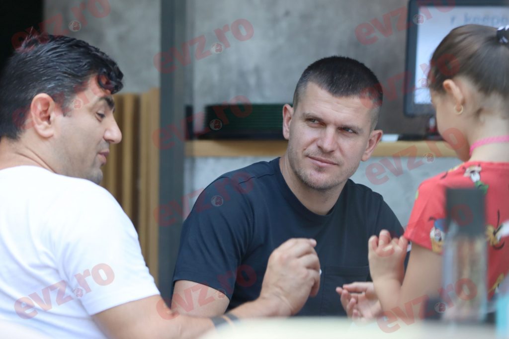 De pe terenul de fotbal, direct în mijlocul ospătarilor. Fostul fotbalist Alex Bourceanu așteaptă oferte la terasă