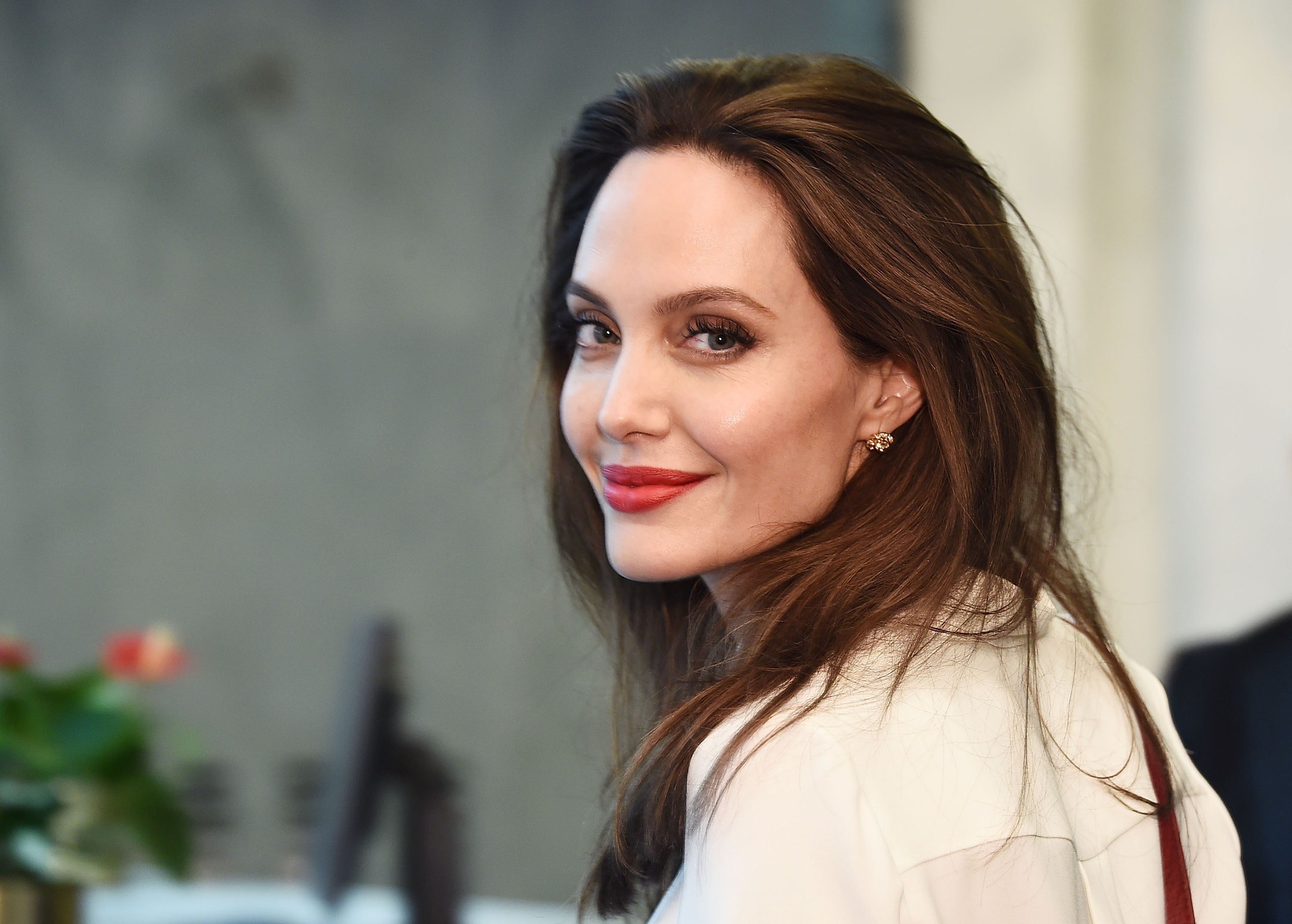 Un ritratto murale di Angelina Jolie è stato esposto in Italia.  L’attrice è stata dipinta con un intervento chirurgico su entrambi i seni – Evento di oggi