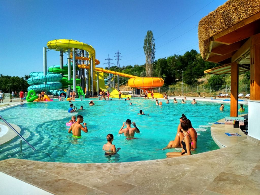 A filmat neregulile de la plaja Primăriei Galați și a fost snopit în bătaie. Victima acuză Poliția de mușamalizare