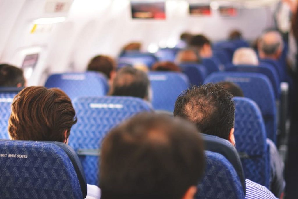 Noi reguli pentru pasageri în timpul zborului. Ce nu mai au voie să facă în avion