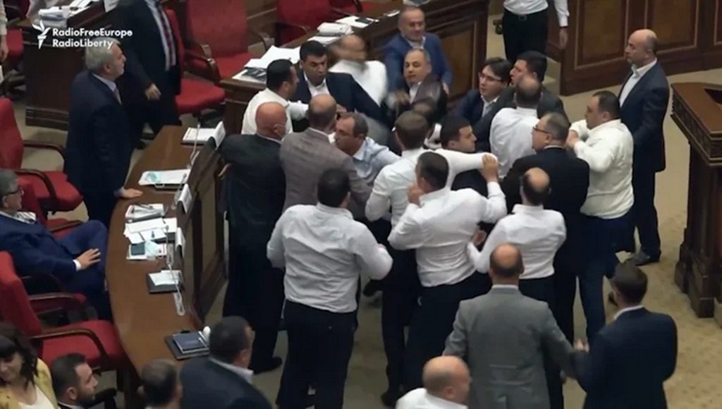 Bătaie între parlamentari. S-au lovit cu pumnii și cu picioarele, au aruncat unii în alții cu sticle de apă. Totul a fost filmat. VIDEO