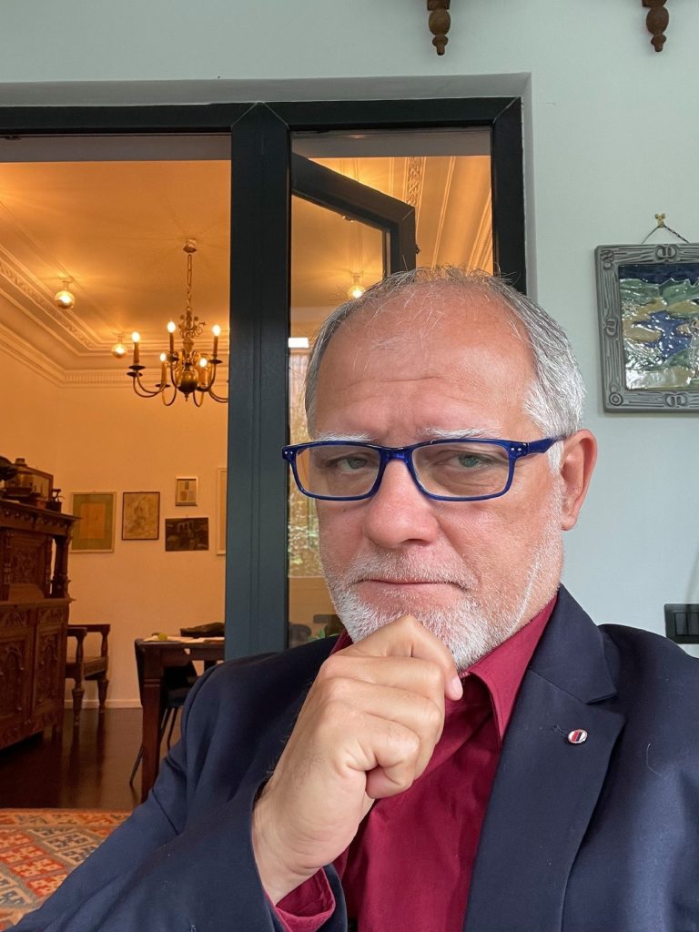 Răzvan Bucuroiu, director editorial la Lumea Credinței, a trecut pe lângă moarte din cauza unei foi de dafin