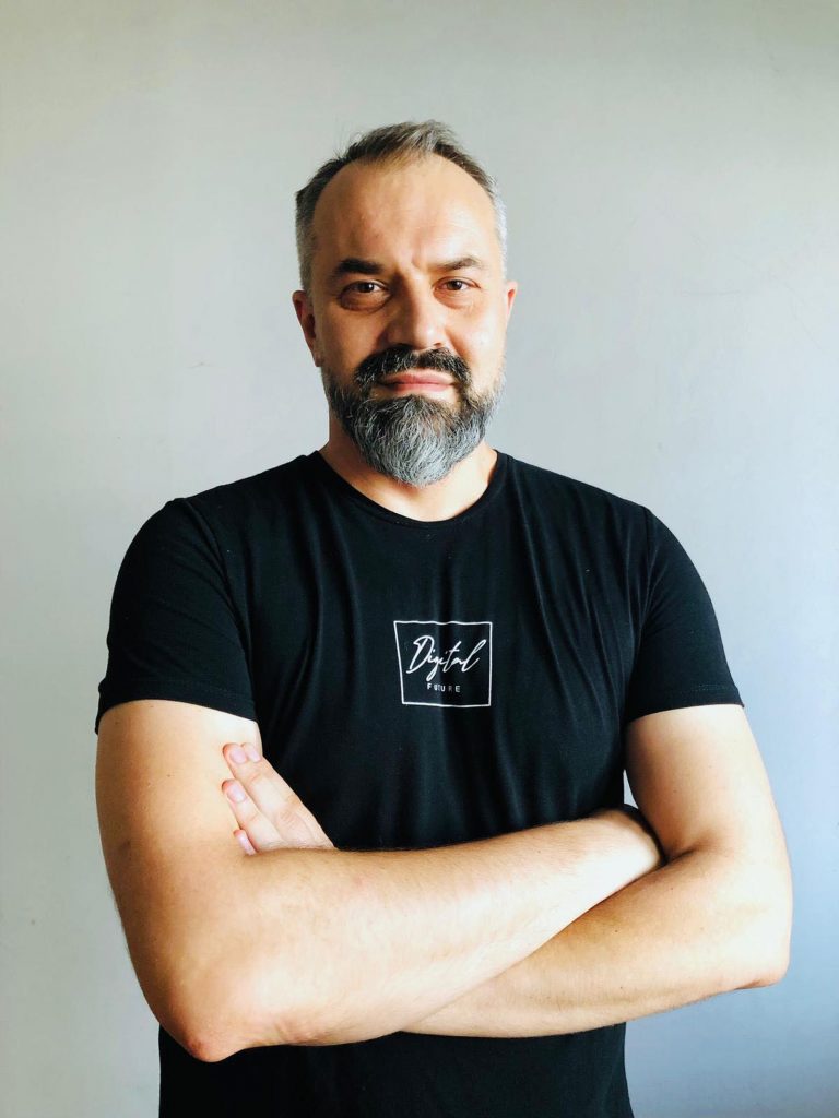 VIDEO/ Cine este în spatele întrebărilor trăsnite de la „Pe bune !”. „Toate răspunsurile sunt bazate pe lucruri reale”