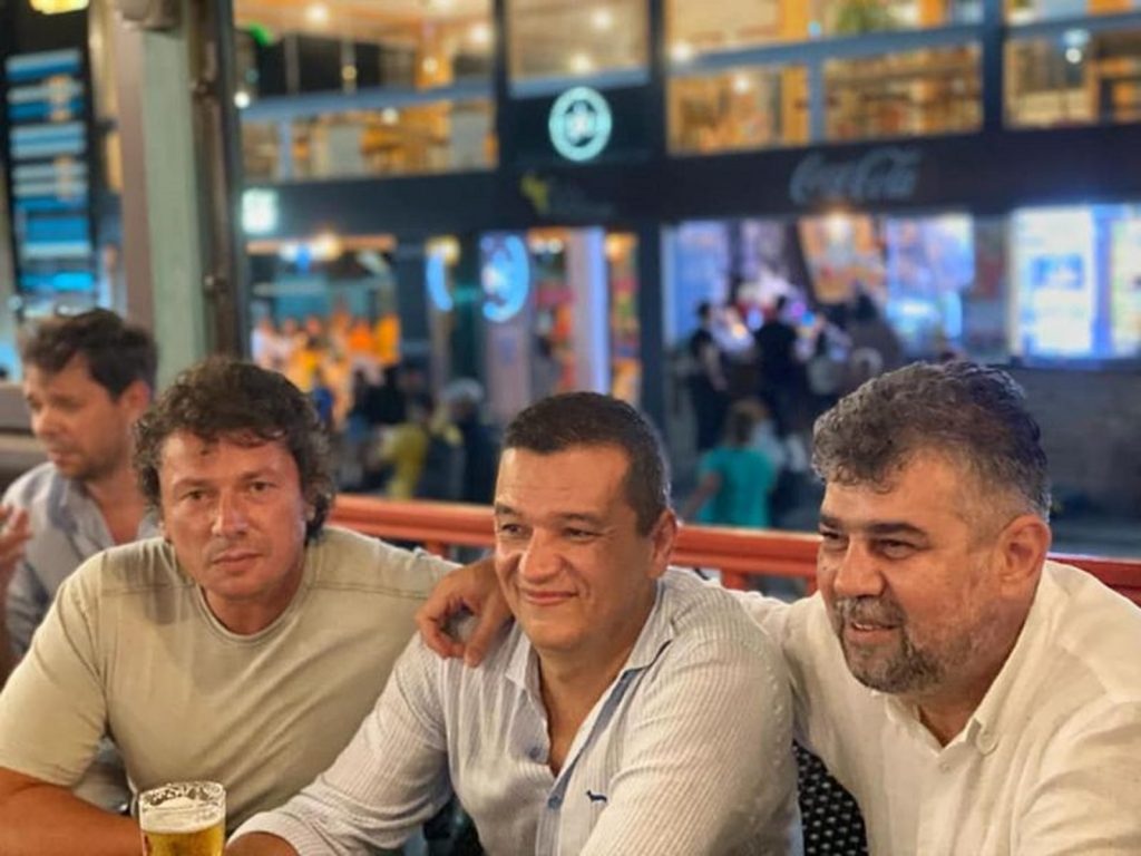 Aseară, târziu, la Vama Veche: Ciolacu, cu o bere în față, a făcut mișto de Cîțu: ”Florin, noi suntem aici. Tu?! #wewillrockyou”