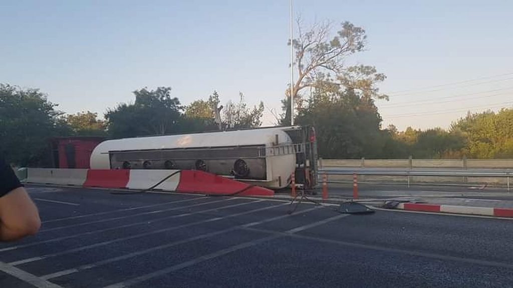 O cisternă cu motorină s-a răsturnat în Constanța. Șoferul a fugit într-o pădure