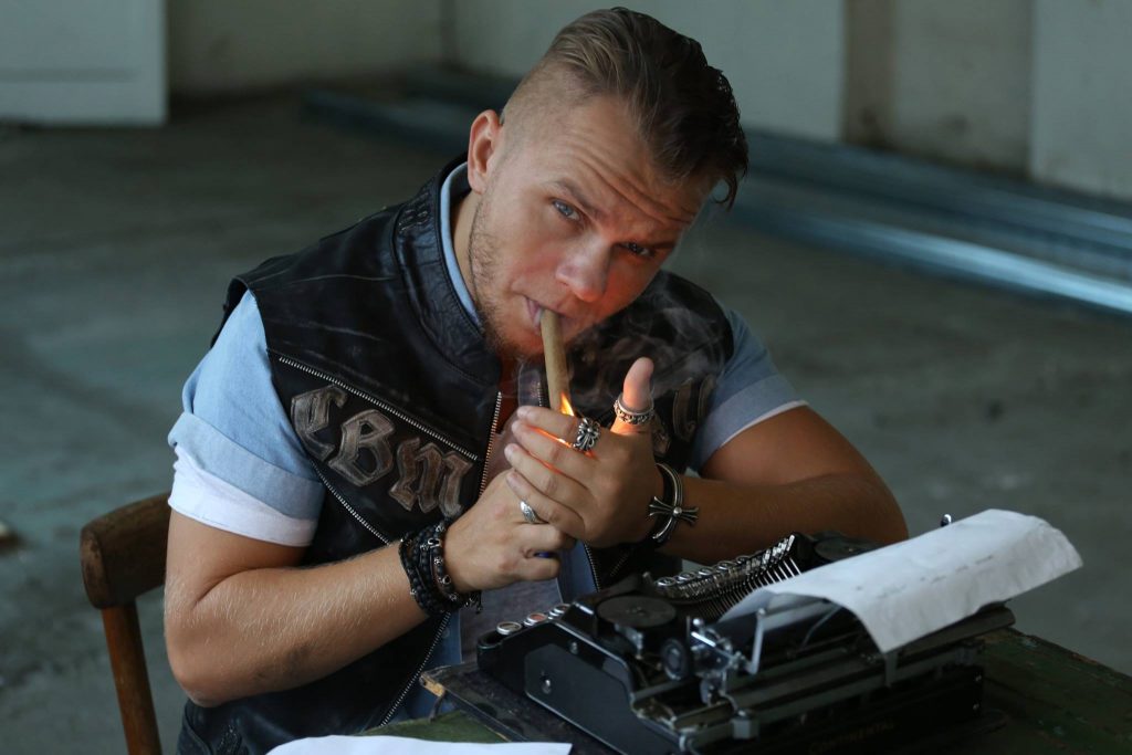 VIDEO/ Codin Maticiuc a mutat bătăile din stradă, doar în filmele în care joacă. „Tot în filme aș vrea să fiu slab și înalt, dar scenariștii mă fac tot mic și gras”