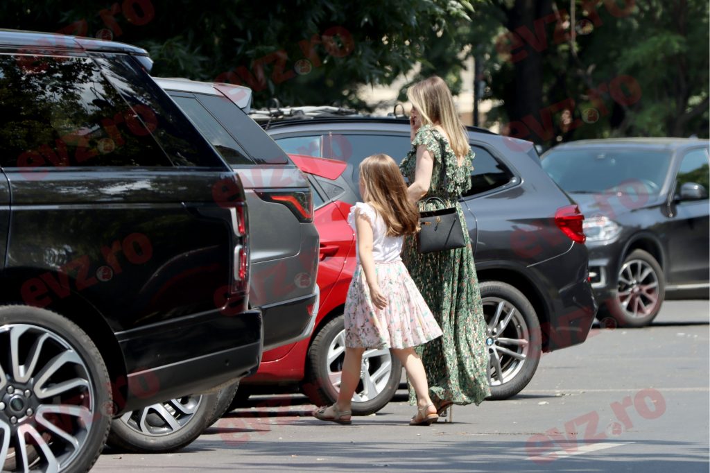 FOTO/ După ce a renunțat la muzică, Cristina Rus s-a orientat către cariera de...mamă. Artista încearcă să se împartă în mod egal între cei trei copii