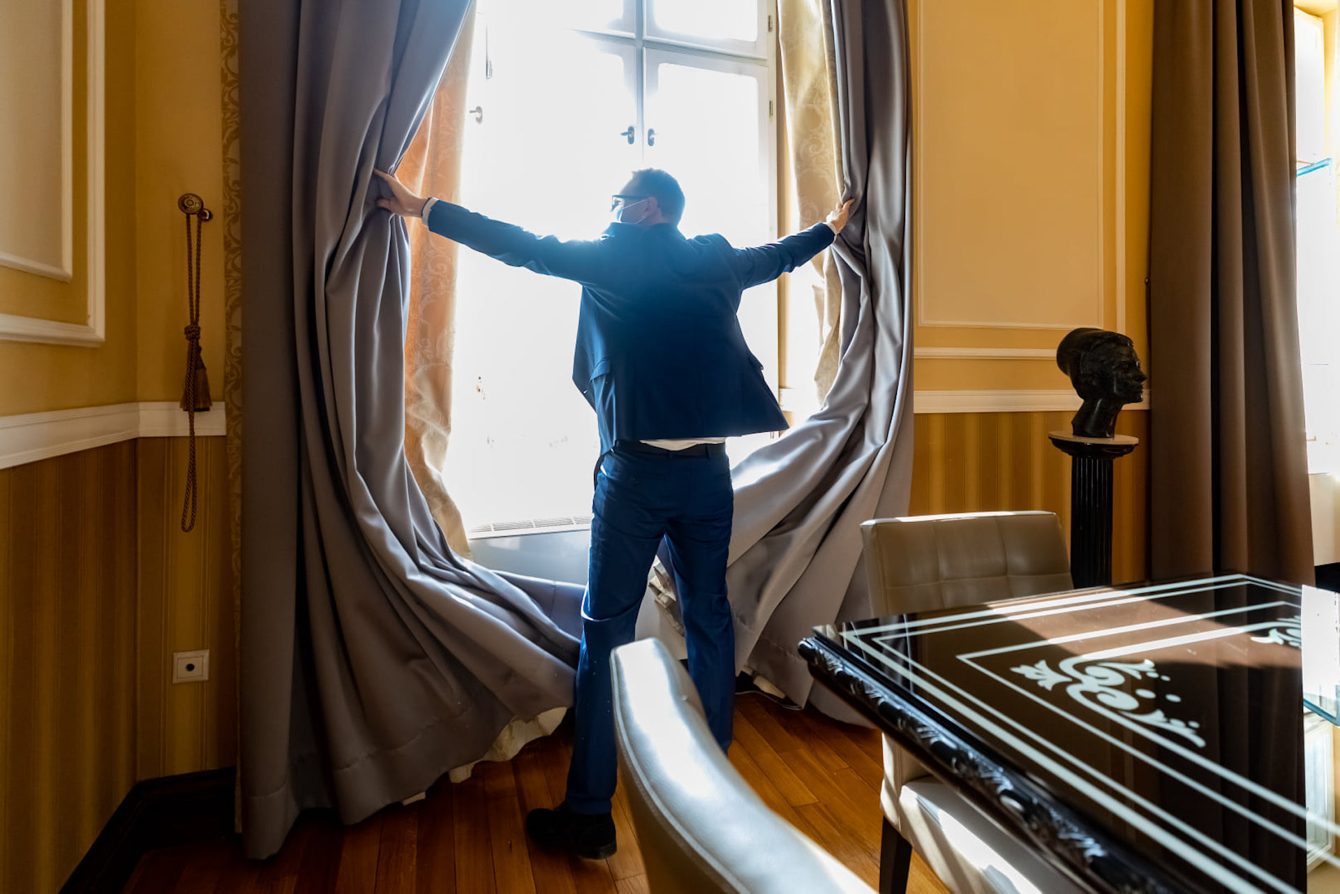 Dominic Fritz acuză PSD că testează o majoritate cu AUR. USR face scut în jurul lui Bolojan