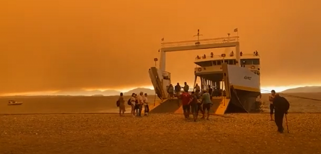 EVADAREA DIN INFERN. Imagini apocaliptice din Evia, localnici și turiști diperați părăsesc insula