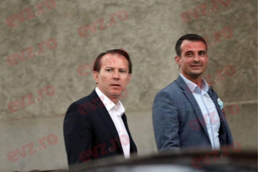 EXCLUSIV. Noi imagini cu premierul Florin Cîțu. A mers pe jos spre casa lui Iohannis, relaxat și zâmbitor, dar la un moment dat s-a enervat VIDEO
