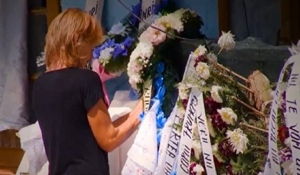 Scene dramatice la Ploiești, acolo unde gemenii care au căzut de la etajul 10 sunt înmormântați. Mama a fost externată