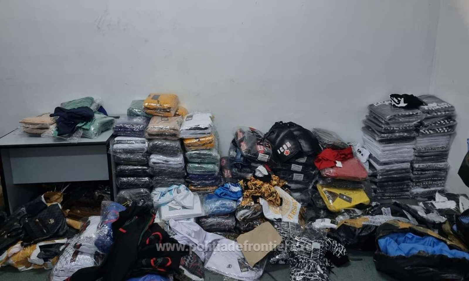 Cum intră în UE produsele contrafăcute. Peste 25.000 de pachete, interceptate pe aeroportul Liège