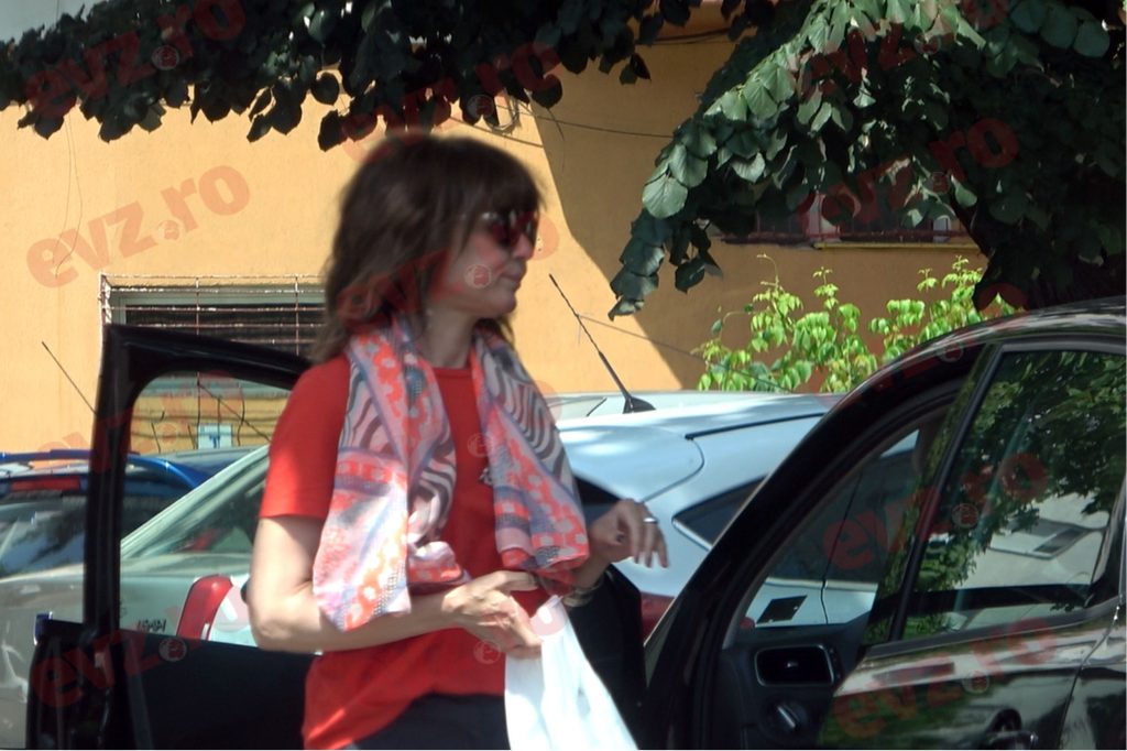 FOTO/ Oana Sîrbu este o prietenă de nădejde. A traversat orașul pentru a duce de mâncare unui apropiat