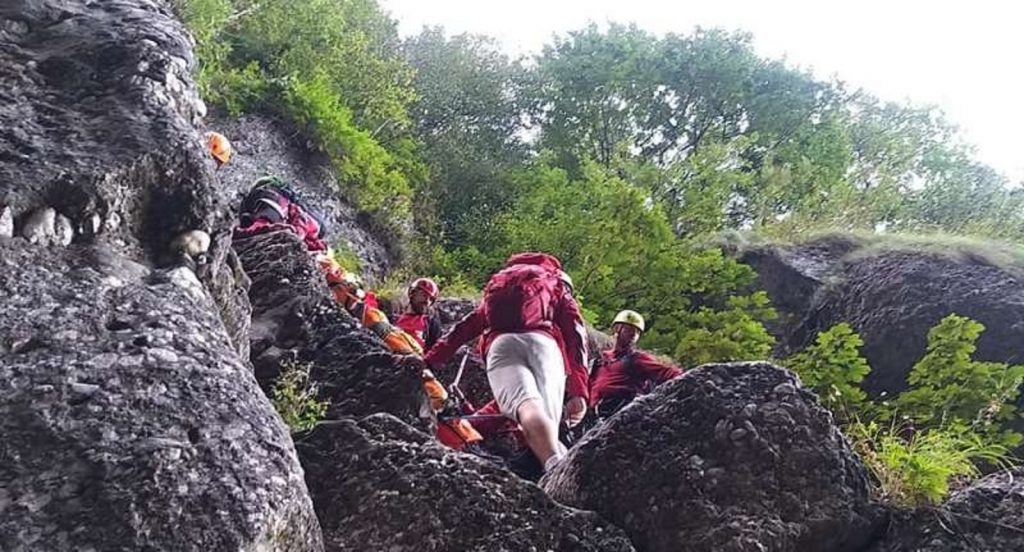 Inconștiență extremă. Un tată și-a legat fetița de 6 ani cu un ham și a dus-o pe cel mai periculos traseu nemarcat din Bucegi
