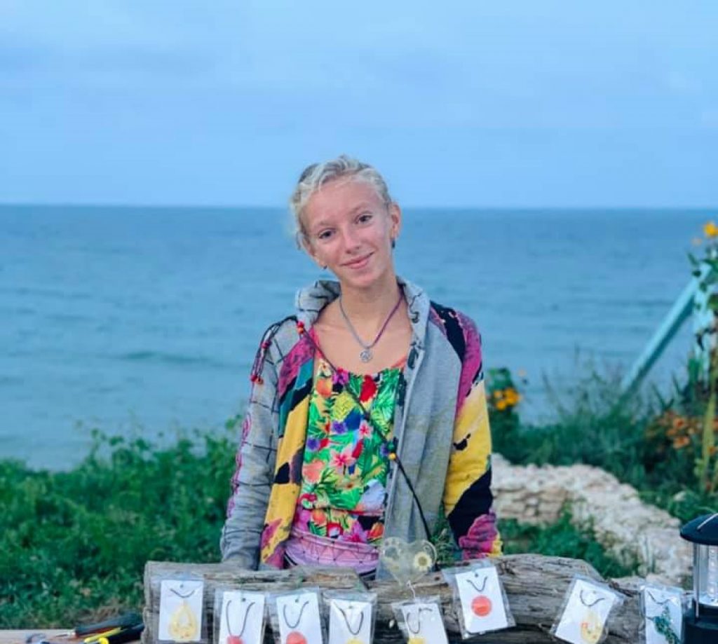 La 11 ani, muncește singură ca să strângă bani să-și salveze cățelușul. Povestea emoționantă a fetiței de la o tarabă din Vama Veche