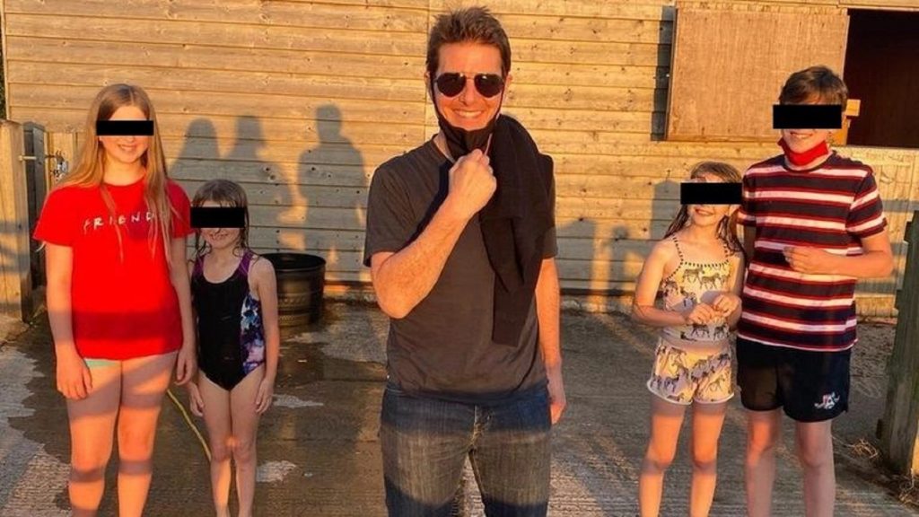 Surpriză de proporții pentru o femeie din Marea Britanie. Tom Cruise a aterizat cu elicopterul exact în curtea ei