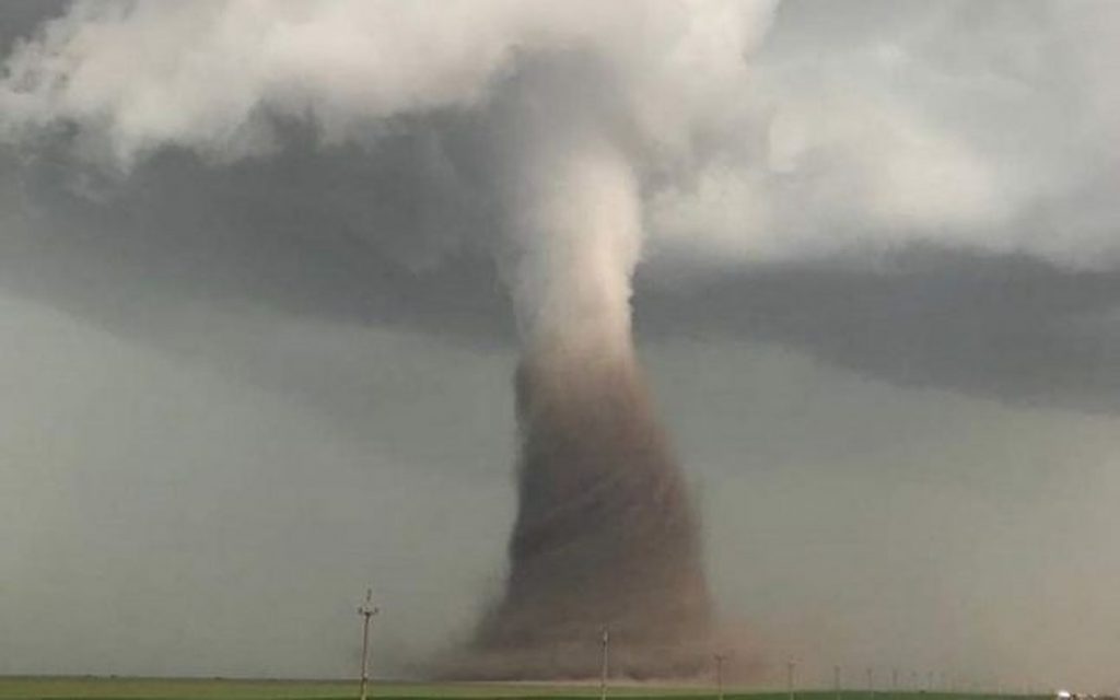 COD ROȘU în România. Se anunță vânt cu aspect tornadic și grindină de dimensiuni mari