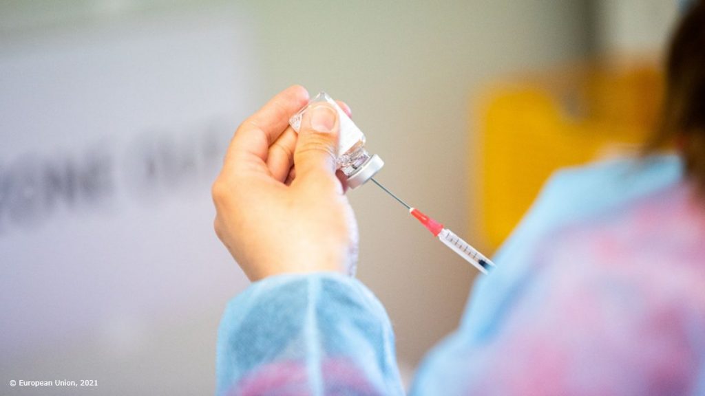 Agenția Europeană pentru Medicamente a dat publicității raportul privind efectele secundare ale vaccinurilor Pfizer și Moderna