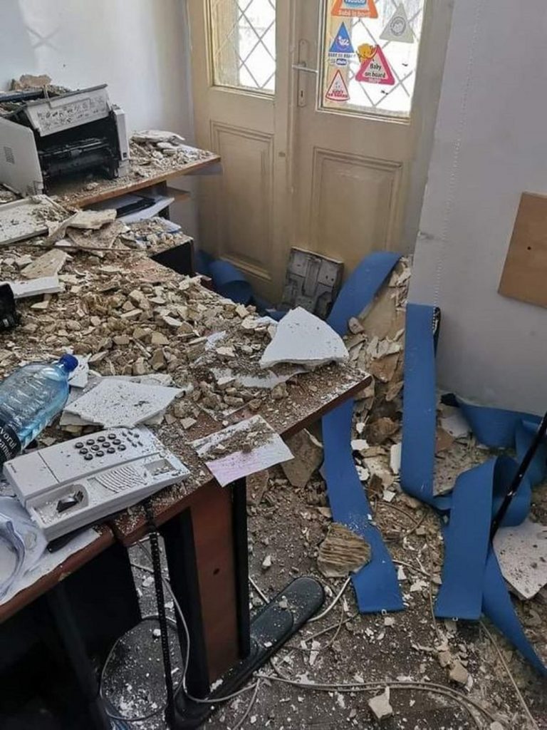 Polițiștilor le-a căzut tavanul în cap. S-a întâmplat la Secția 3 din Capitală
