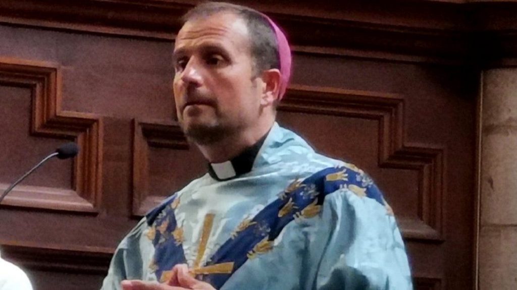 Biserica Catolică, zguduită din temelii. Un episcop a renunțat la tot pentru o romancieră de ficțiuni erotico- satanice