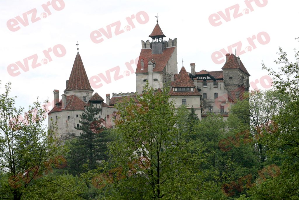VIDEO EXCLUSIV/ Castelul Bran, direct afectat de construirea supermarket-urilor în stațiune. „Simpla prezență a unui astfel de magazin distruge credibilitatea în fața turistului”