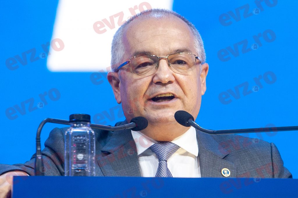 Emil Boc, pregătit pentru un nou mandat. Edilul și-a anunțat candidatura printre lalele